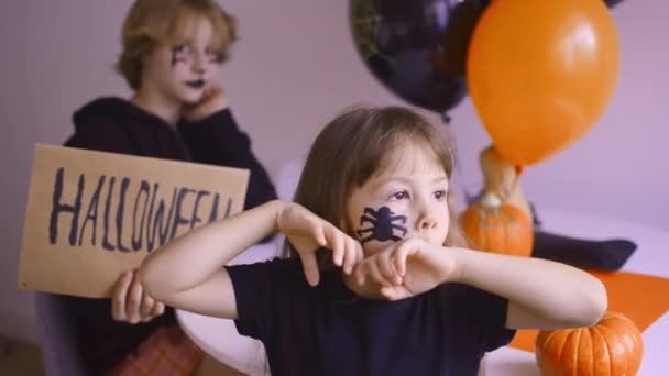 Niedliche Mädchen erschrecken und Fratzen an Halloween — Stockvideo