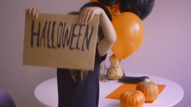 Schattig meisje bang en grimmig op halloween — Stockvideo