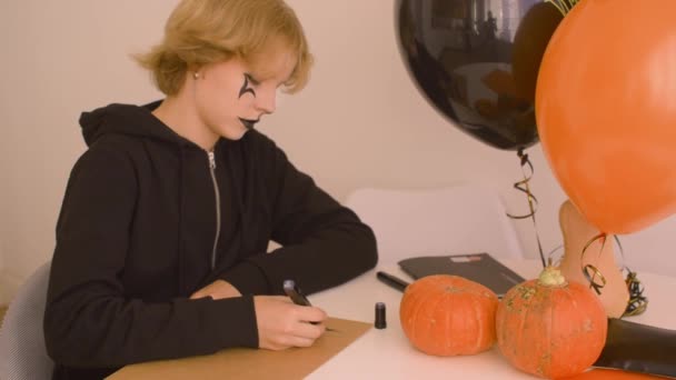 Cute girl prepares the decoration for Halloween — Stock Video