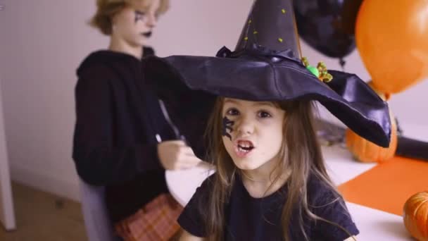 Meninas bonitos assustam e grimaces no dia das bruxas — Vídeo de Stock