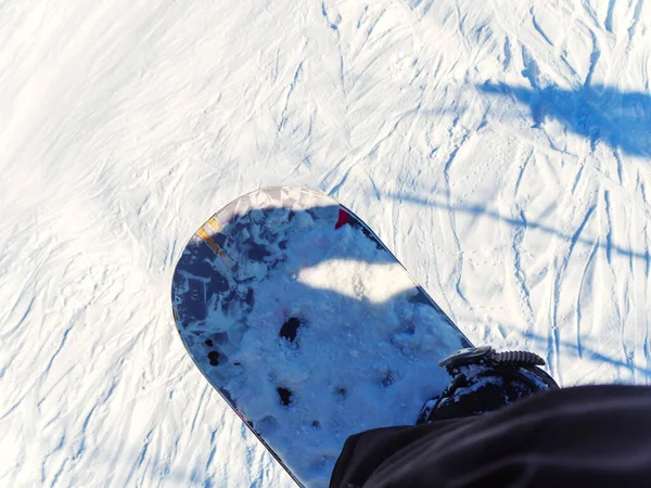 Láb a snowboardon a sípálya felett. Kilátás a felvonóból — Stock Fotó