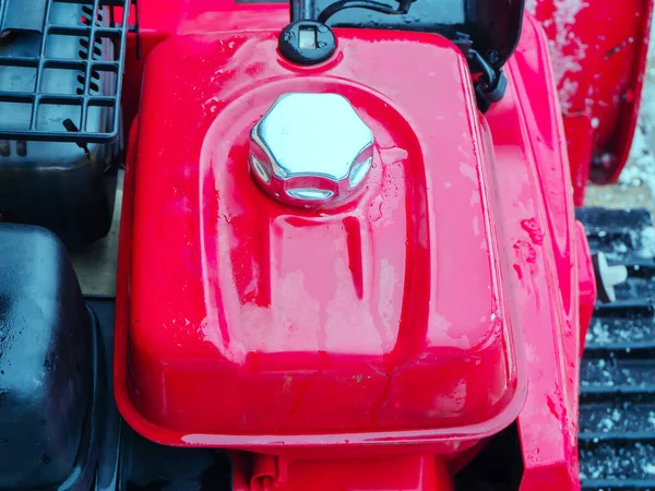Červená nádrž s kovovým uzávěrem. Fragment benzínové sněhové frézy. Closeup — Stock fotografie