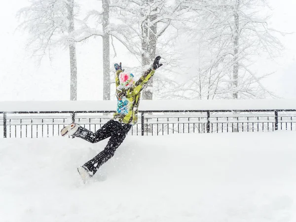Russie, Sotchi 23.01.2020. Fille sautant dans la neige avec ses bras étendus sur une journée d'hiver avec de la neige lourde — Photo