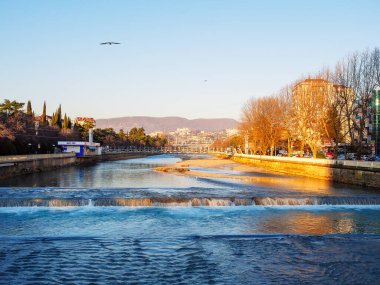 Rusya, Soçi 18.02.2020. Geniş nehir, iki set asma köprüsü ve tepeleri var.