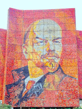 Rusya, Soçi 18.02.2020. Sovyet lideri Lenin 'in mozaik görüntüsüne sahip dev bir bayrak şeklinde anıt.