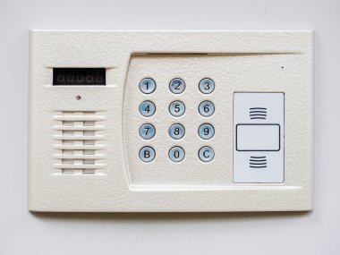 Beyaz bir duvarda beyaz metal telsiz. Yakın plan fotoğraf.