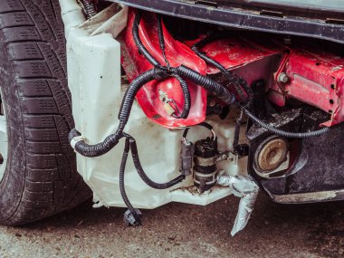 Kablolar dışarı çıkmış halde arabanın ön tarafı kırılmış. Yakın plan fotoğraf.