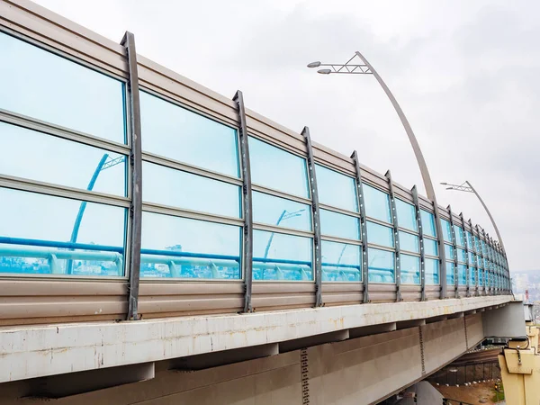 Ponte aérea de transporte moderno com uma cerca transparente azul — Fotografia de Stock