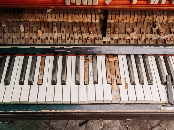 Die Tastatur eines alten kaputten und zerlegten Klaviers. Foto mit Filter — Stockfoto