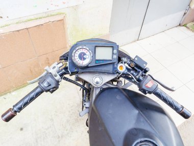 Yuvarlak hız göstergesi ve ekranlı siyah motosiklet direksiyonu