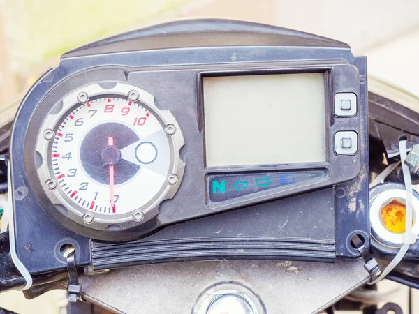 矢印番号と画面とオートバイの速度計。フルスクリーンでの写真のクローズアップ — ストック写真
