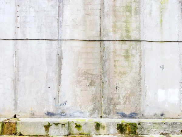 Rutubet ve küften lekelenmiş beton duvar. Tam ekran fotoğrafı — Stok fotoğraf