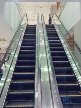 Boş çifte yürüyen merdiven ve alışveriş merkezinde parlak tırabzan.