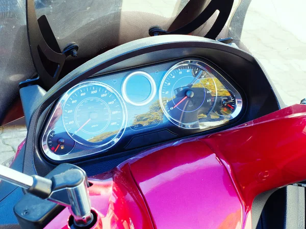 Siyah hız göstergesi olan kırmızı bir motosikletin parçası. Yakın plan fotoğraf. — Stok fotoğraf