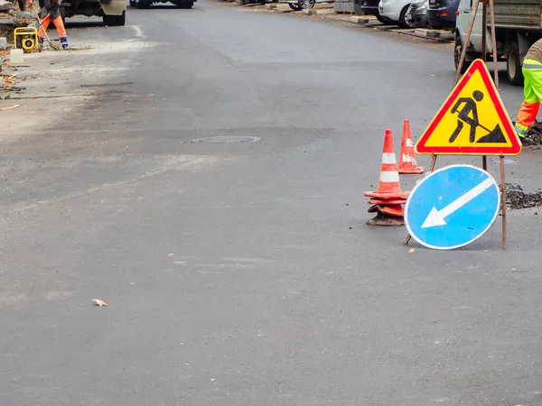 道路上有交通标志和堆积如山的交通圆锥，维修工作正在进行中 — 图库照片