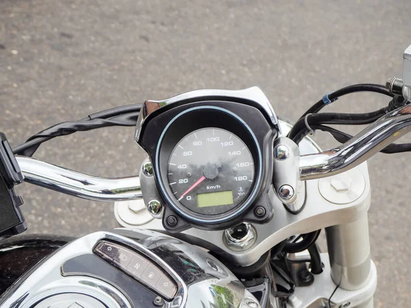 Fragmento de un volante de motocicleta con un velocímetro redondo. Foto de primer plano —  Fotos de Stock