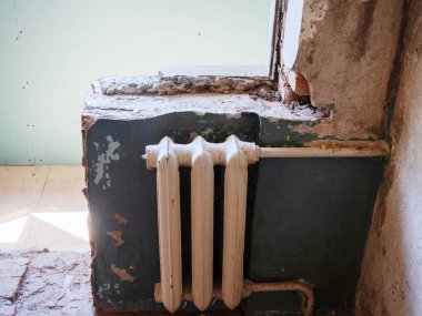 Bir apartmanın duvarındaki eski beyaz pil.