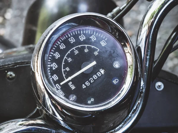 Black round speedometer with an arrow located on the handlebars of the motorcycle. Closeup photo — Stock Photo, Image