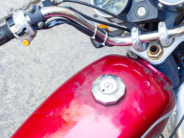 Parlak kırmızı bir motosikletin gümüş kapaklı ve krom kaplama gidonu olan bir benzin deposu parçası. Yakın plan fotoğraf. — Stok fotoğraf