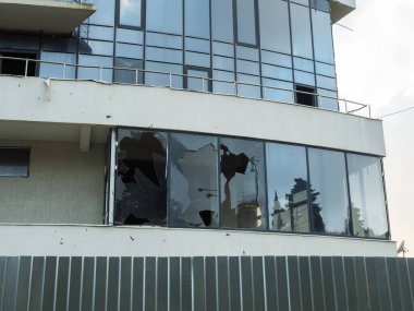 Bu büyük cam pencereli modern bir bina. Bina yıkılmak üzere. Yasadışı yapı