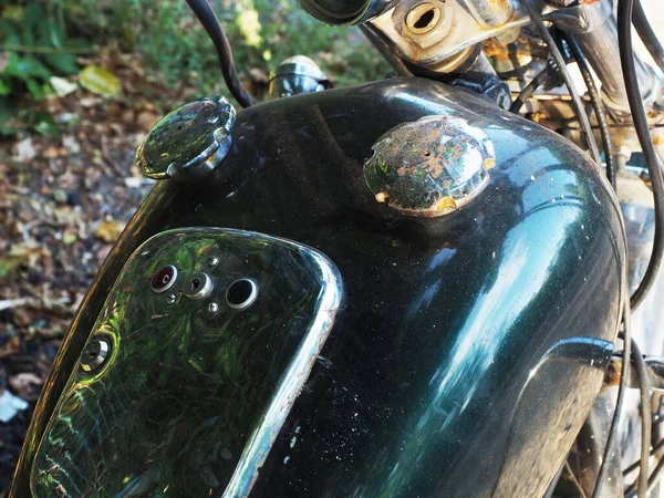 Tanque de gasolina de motocicleta con tapa oxidada y cuerpo polvoriento brillante. Parte de una motocicleta. Foto a pantalla completa —  Fotos de Stock