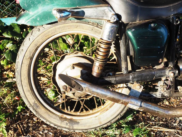 Una rueda de motocicleta con tuberías oxidadas, suciedad y arañazos. Primer plano de la foto en pantalla completa —  Fotos de Stock