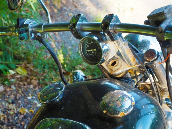 Fragmento de una motocicleta con un manillar oxidante y velocímetro y tapas cubiertas de óxido en el tanque de gasolina —  Fotos de Stock