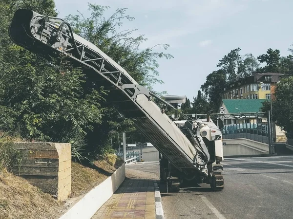 Silniční frézka stojí na kraji silnice u chodníku. Silniční doprava. Těžký průmysl — Stock fotografie