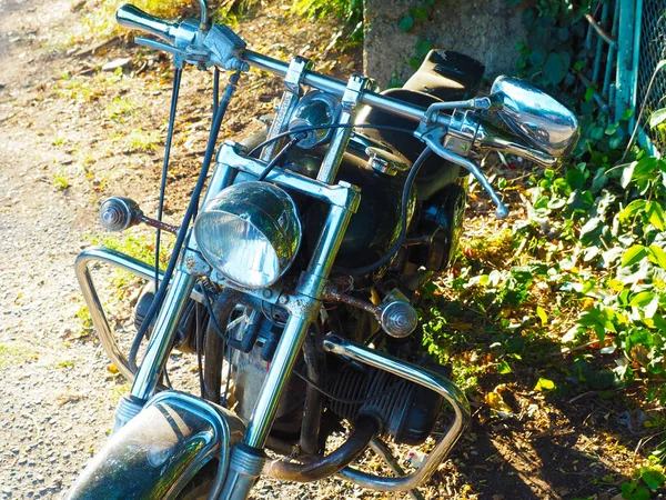 En motorcykel med en stor rund strålkastare stående på gatan. Närbild foto — Stockfoto