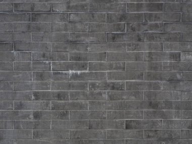 Çamur lekeleri ve koyu lekeli gri tuğla bir duvar. Kusursuz bir doku değil. Tam ekran fotoğrafı