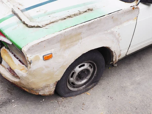 Fragment of an old car with a flat tire, covered with rough putty — Fotografia de Stock