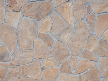 Çeşitli şekillerde dekoratif fayanslarla kaplı bir duvar. Tam ekran fotoğraf. Kusursuz doku değil