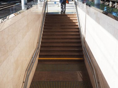 Tren istasyonunun mermer merdivenleri bir yeraltı geçidine çıkıyor.