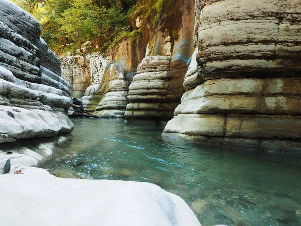 Nehir, üzerlerindeki tuhaf kayalar ve yeşil ormanlar arasında akar. Kanyon beyaz kayalıkları