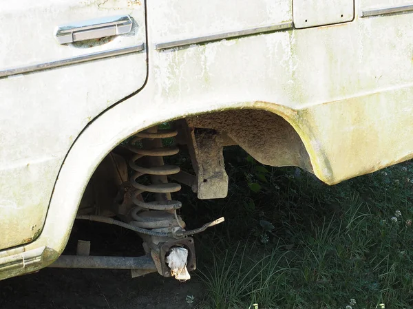 Fragmento de un coche abandonado obsoleto blanco sin rueda con cuerpo corroído —  Fotos de Stock