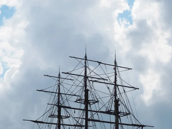 ロープで船のマストと空と雲の背景に帆なし。ヨットの破片 — ストック写真