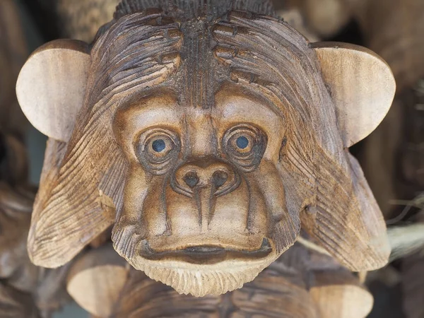 Russia, Sochi 06.06.2021. The muzzle of a wooden figurine of a monkey covering the ears with his hands. Can not hear anything. Closeup photo —  Fotos de Stock