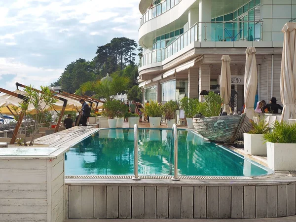 Rússia, Sochi 06.06.2021. Uma piscina azul ao ar livre num complexo de restaurantes no aterro de Sochi. Restaurante Sanremo Sochi — Fotografia de Stock