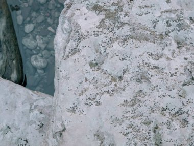 Bir ışığın dokusu nehirde yatan büyük bir taşı fark etti.