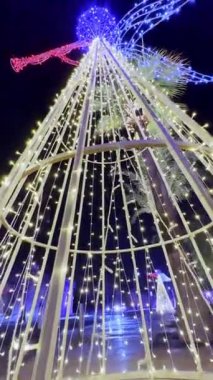 Geceleyin ışıklandırılmış Noel ağacı yapısı.