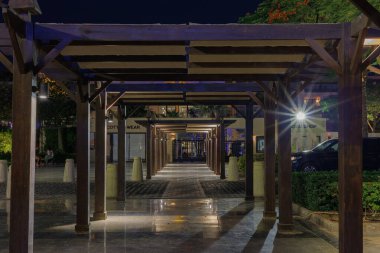 3 Eylül 2023 'te Mısır' ın Hurghada kentindeki yansımalarla aydınlatılmış modern pergola yolu..