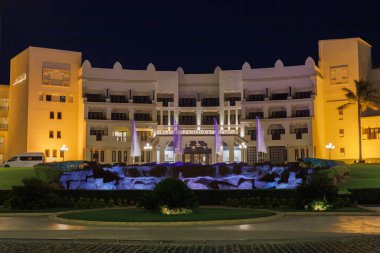 3 Eylül 2023 'te Mısır' ın Hurghada kentindeki lüks otel binasının dış yüzeyi aydınlandı..