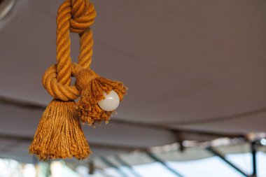 3 Eylül 2023 'te Hurghada, Mısır' da kepenkleri ve gitarı değiştirilmiş renkli eklektik kapı.