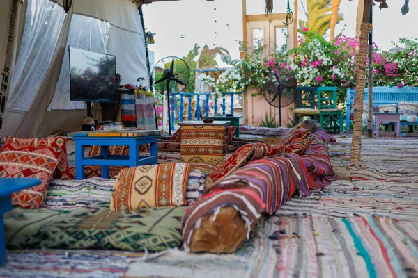 3 Eylül 2023 'te Hurghada, Mısır' da kepenkleri ve gitarı değiştirilmiş renkli eklektik kapı.