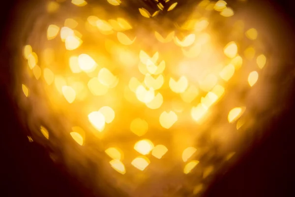 Cerrar marco de forma de corazón desenfocado con fondo bokeh dorado en el interior. Tarjeta de San Valentín. Copiar espacio. — Foto de Stock