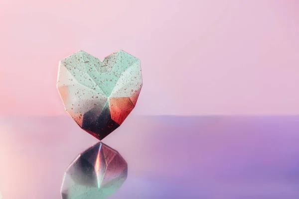 Corazón geométrico brillante con reflexión sobre fondo púrpura rosa neón. Gradiente blanco y rosa corazón poligonal de pie sobre la superficie de la mirada. Tarjeta de San Valentín creativa moderna. Estilo minimalista —  Fotos de Stock