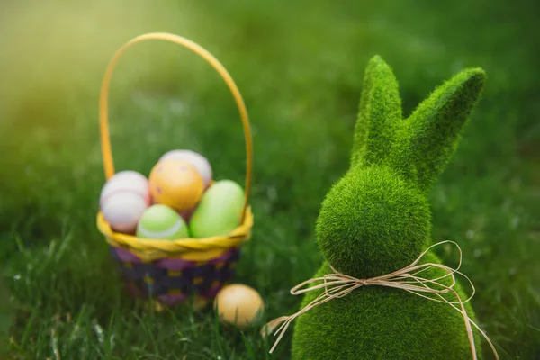 Sluiten Paashaas Konijnenbeeldje Mand Met Paaseieren Achtergrond Van Het Groene — Stockfoto