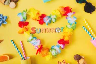 Havai çiçek kolyelerinin düzlüğü, kalp şeklinde, yaz kelimesiyle, kamışlı kokteyl bardakları, güneş gözlüğü, waffle konileri, badem kurabiyeleri, sarı arka planda turuncu dilimler. parti havası.