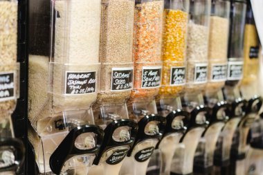 Çevre dostu sıfır atık dükkanı. Sürdürülebilir plastik markette mısır gevreği, fındık ve tahıl dağıtıcıları. Biyolojik organik gıda. Küçük yerel işletmelerden alışveriş. Yeni trend alternatif satın alma