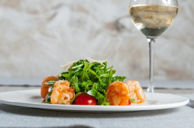 Lezzetli salata karides, roka, domates ve Parmesan peyniri, terbiyeli balzamik sos ile üzerinde Restoran sofra için servis